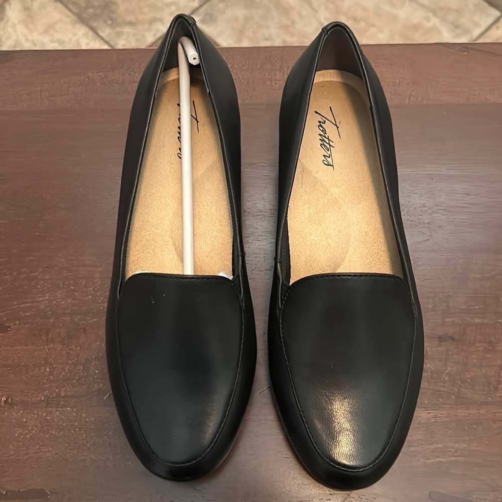 Trotters 9WW black loafers